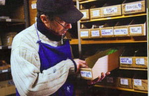 Jean-rémi Hot dans la réserve de l'atelier de GRAULHET